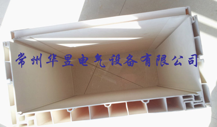 产品详细介绍: 合金塑料电缆桥架是非金属防腐型电缆桥架,主要用于高腐蚀性电缆架设的支撑构件。 适用范围:适用于电力电缆以及控制电缆,照明配线,电信光缆等室内、外架空电缆,电缆沟,隧道的敷设。编辑本段样式类型:合金塑料电缆桥架的类型可分为:槽式、托盘、梯式、屏蔽、防火型等,还可根据工程现场需要分为:水平敷设式、垂直敷设式、转角、T型、斗式分支及变径等多种样式。 编辑本段材料特点: 1)耐腐蚀性高,使用寿命长 合金塑料桥架由于其本身不生锈、耐强酸弱碱的材料特点,在高腐蚀环境(如化工、煤炭、冶金、码头等)工程